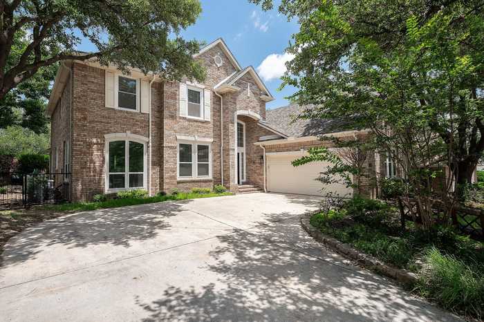 photo 2: 2029 Primrose Drive, Irving TX 75063