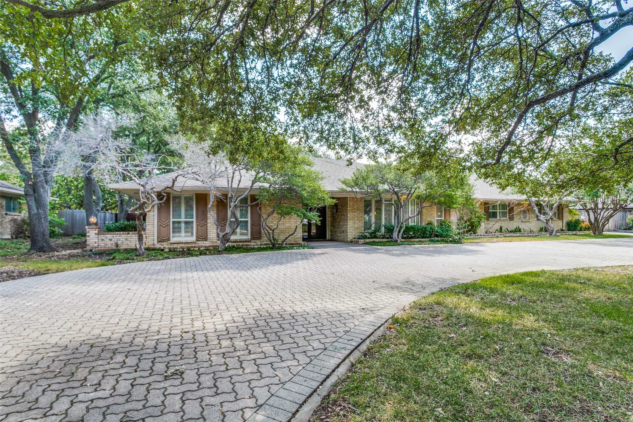 photo 1: 11010 Russwood Circle, Dallas TX 75229