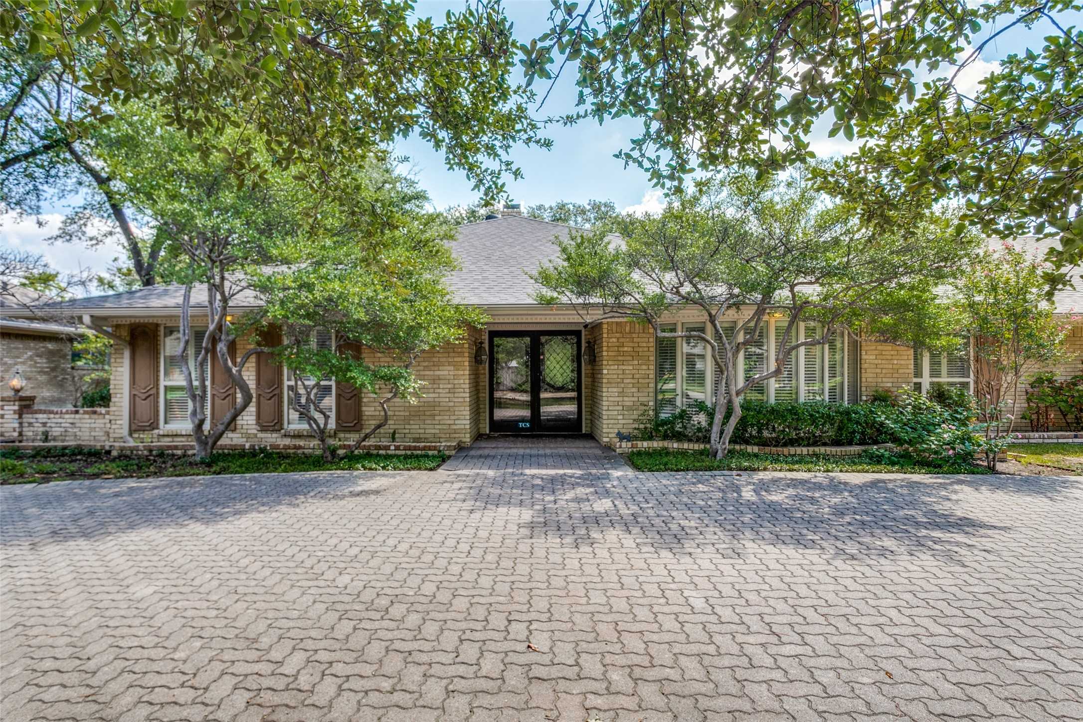 photo 3: 11010 Russwood Circle, Dallas TX 75229