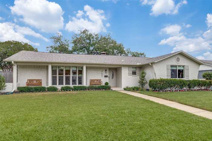 photo 2: 9427 Dartcrest Drive, Dallas TX 75238