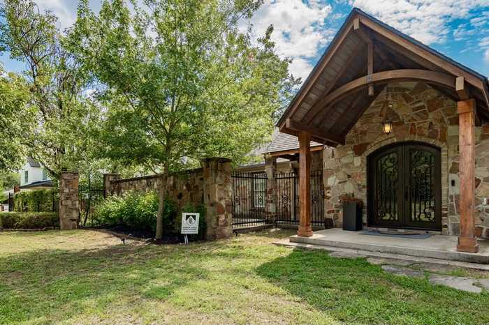 photo 2: 1505 El Campo Drive, Dallas TX 75218