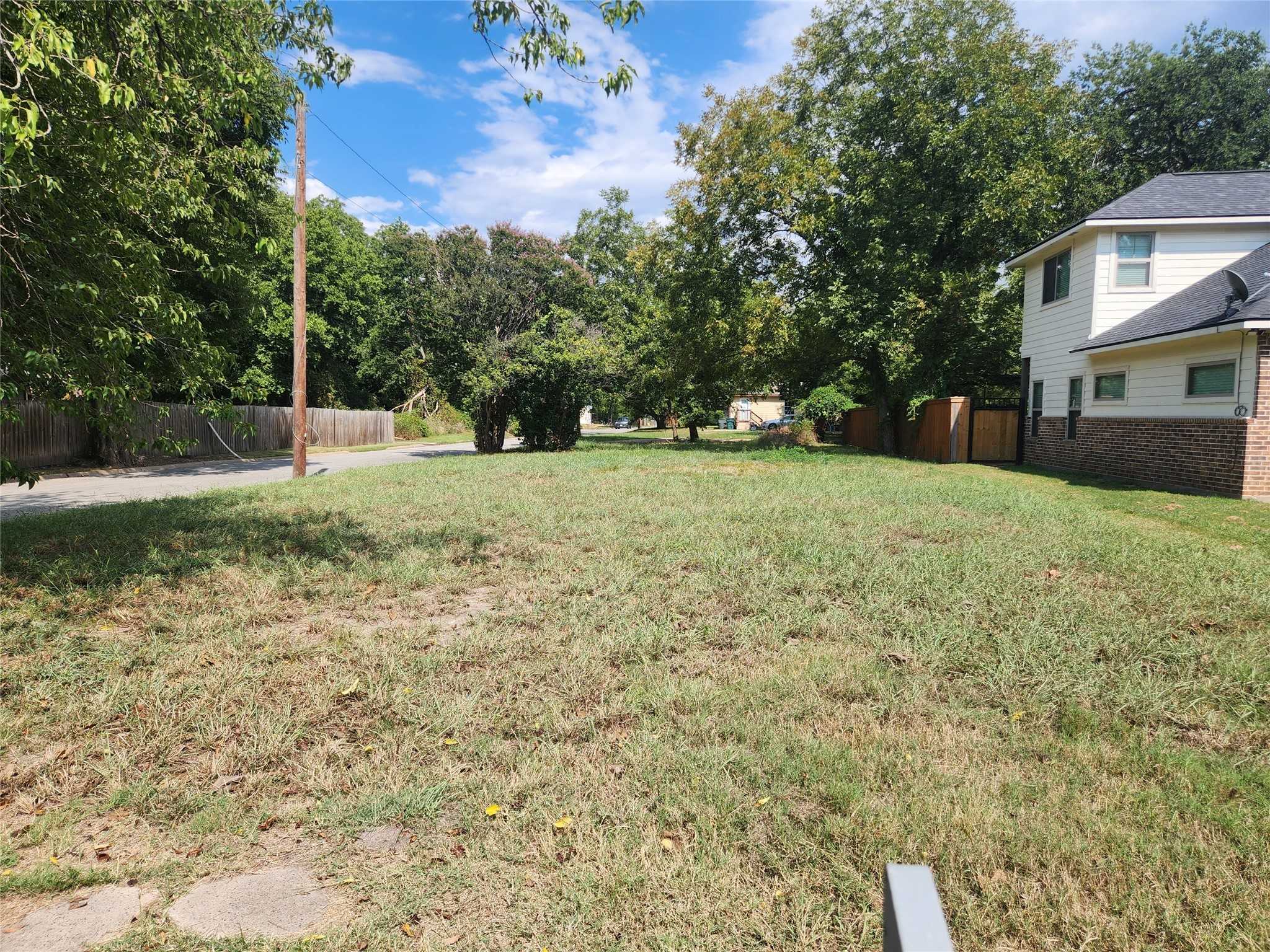 photo 1: 1303 S Walnut Street, Sherman TX 75090