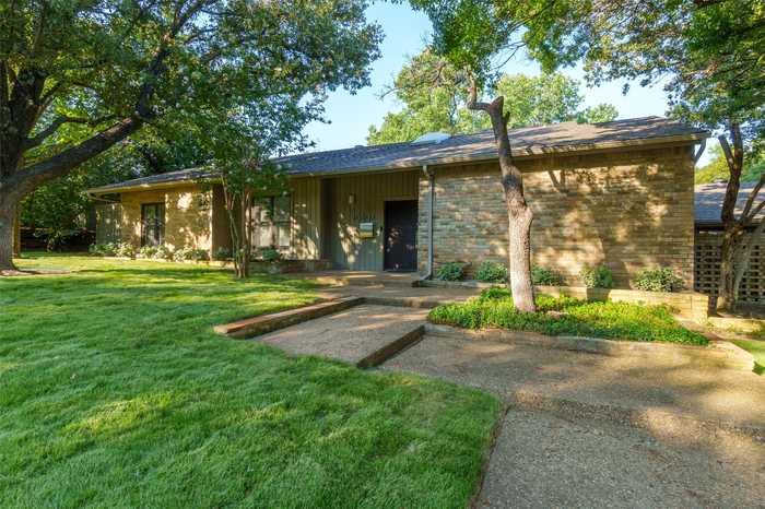 photo 2: 10807 Dove Brook Circle, Dallas TX 75230