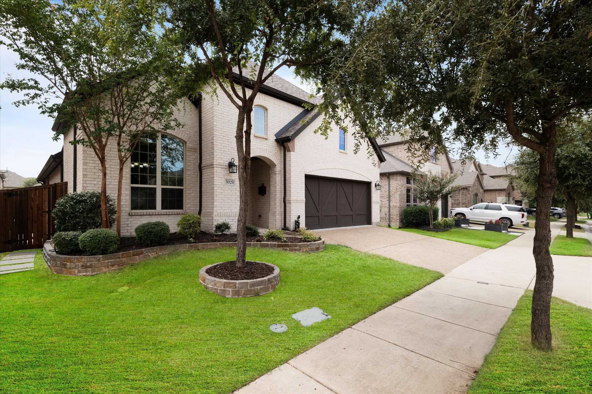 photo 2: 5028 Amande Avenue, Lewisville TX 75056