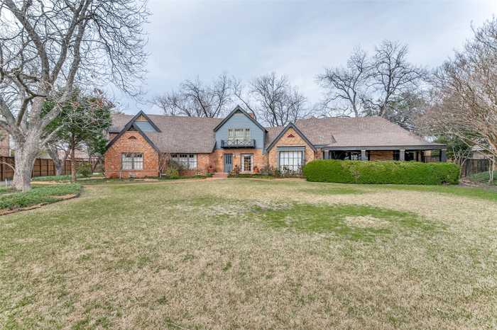 photo 2: 6043 Walnut Hill Circle, Dallas TX 75230