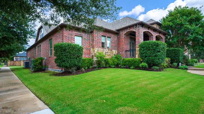 photo 2: 401 Broken Sword Drive, Lewisville TX 75056