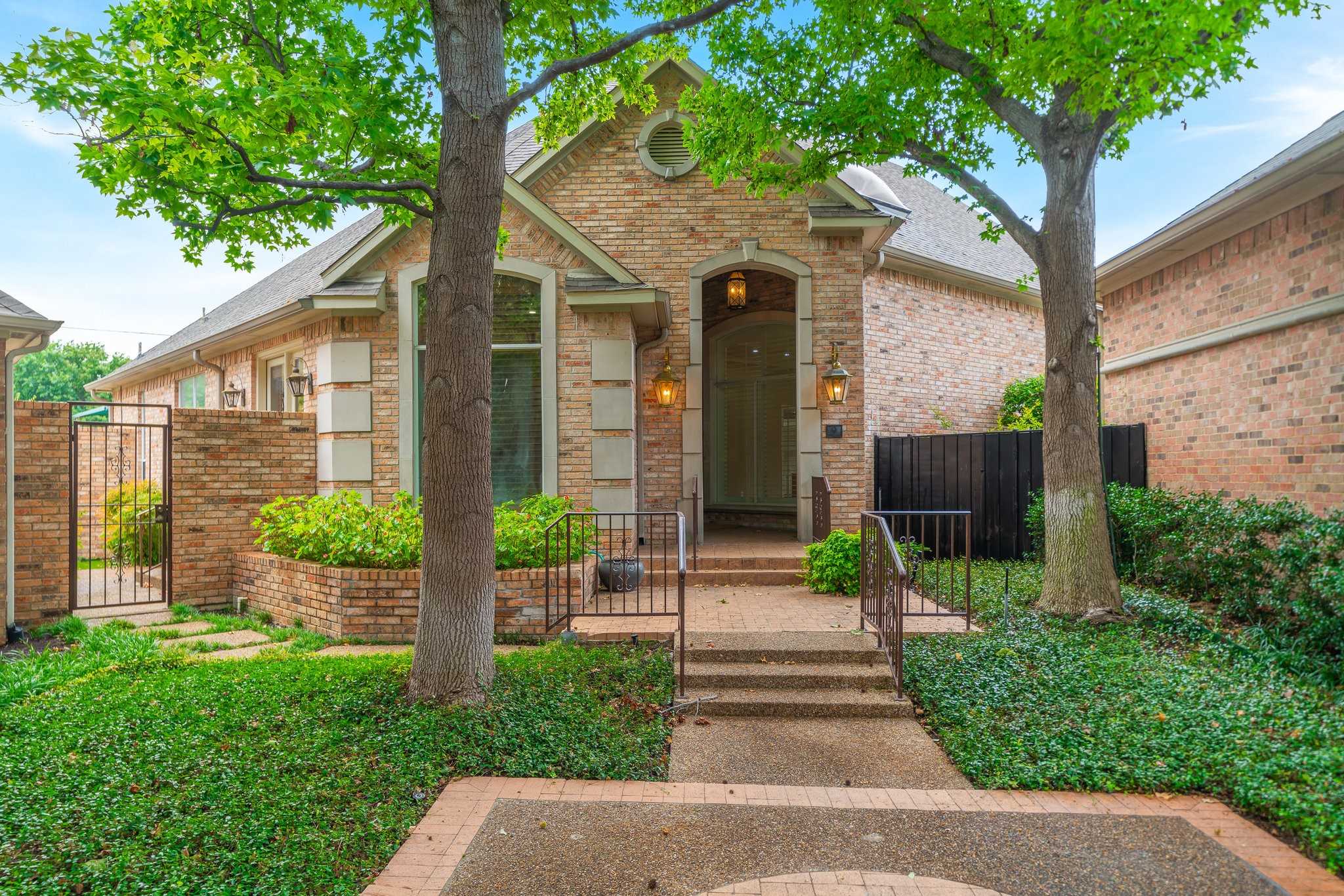 photo 1: 9 Glenheather Court, Dallas TX 75225