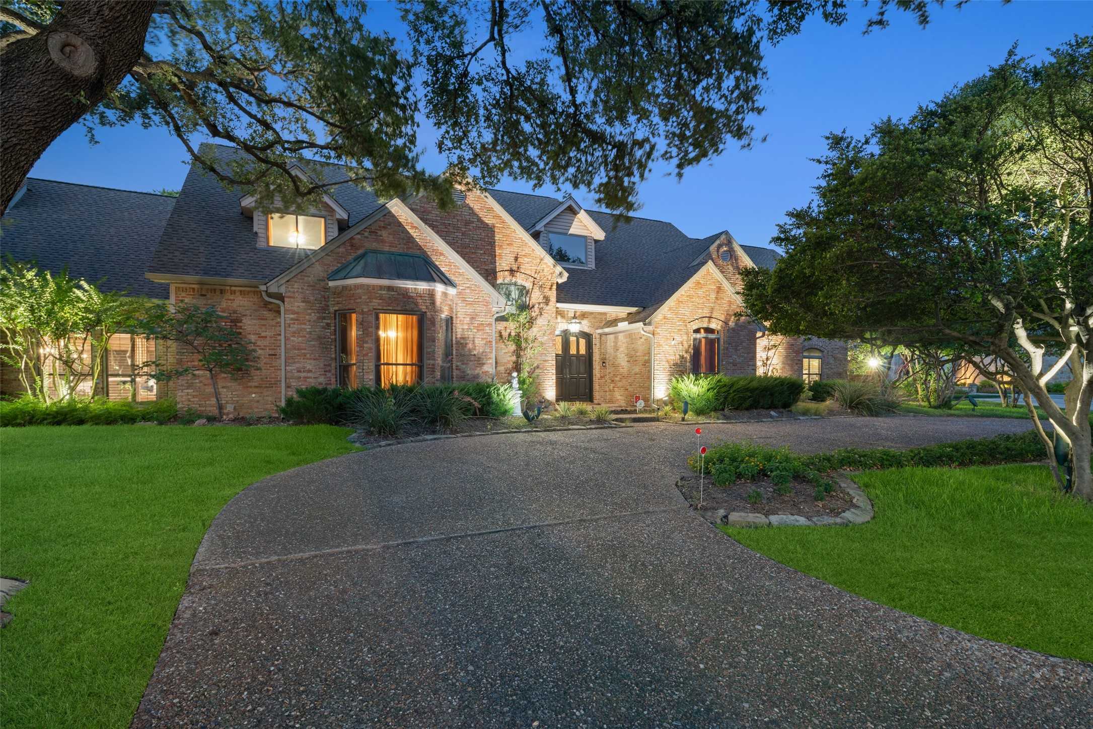 photo 2: 5415 Hilton Head Drive, Dallas TX 75287