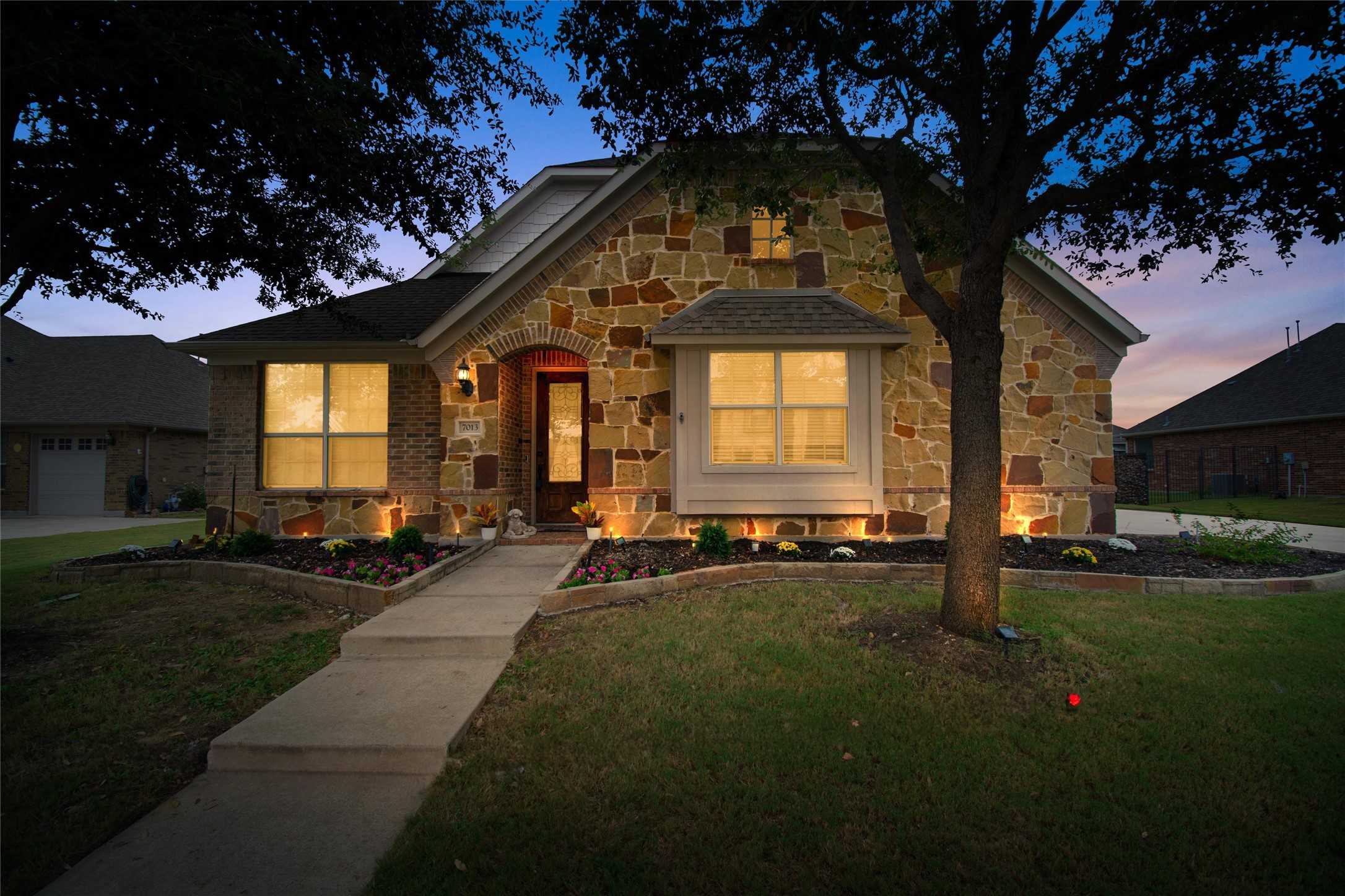 photo 2: 7013 Four Sixes Ranch Road, North Richland Hills TX 76182