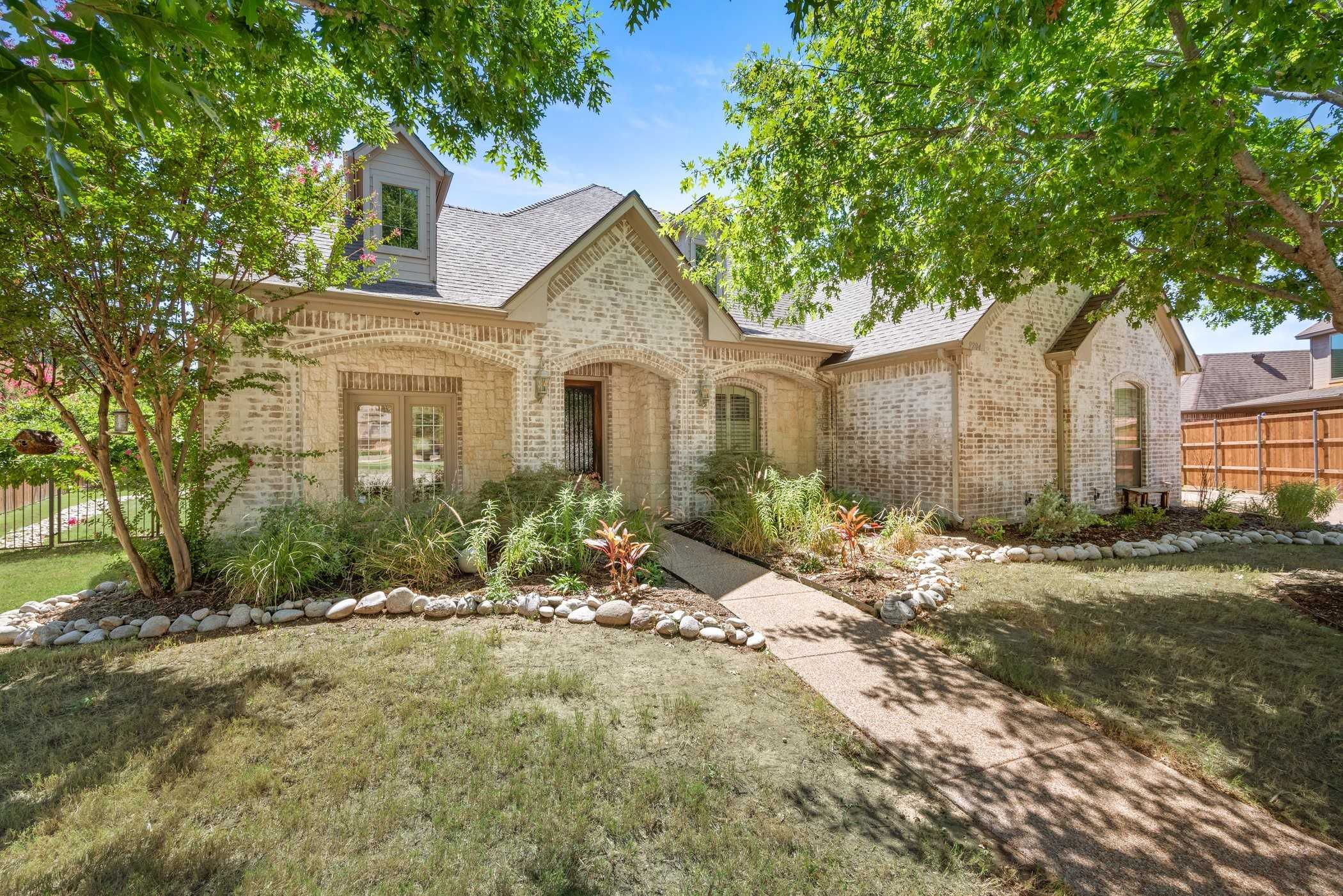 photo 2: 9204 Cachelle Court, North Richland Hills TX 76182