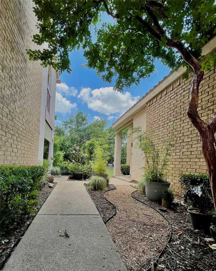 photo 2: 541 Ranch Trail Unit 176, Irving TX 75063