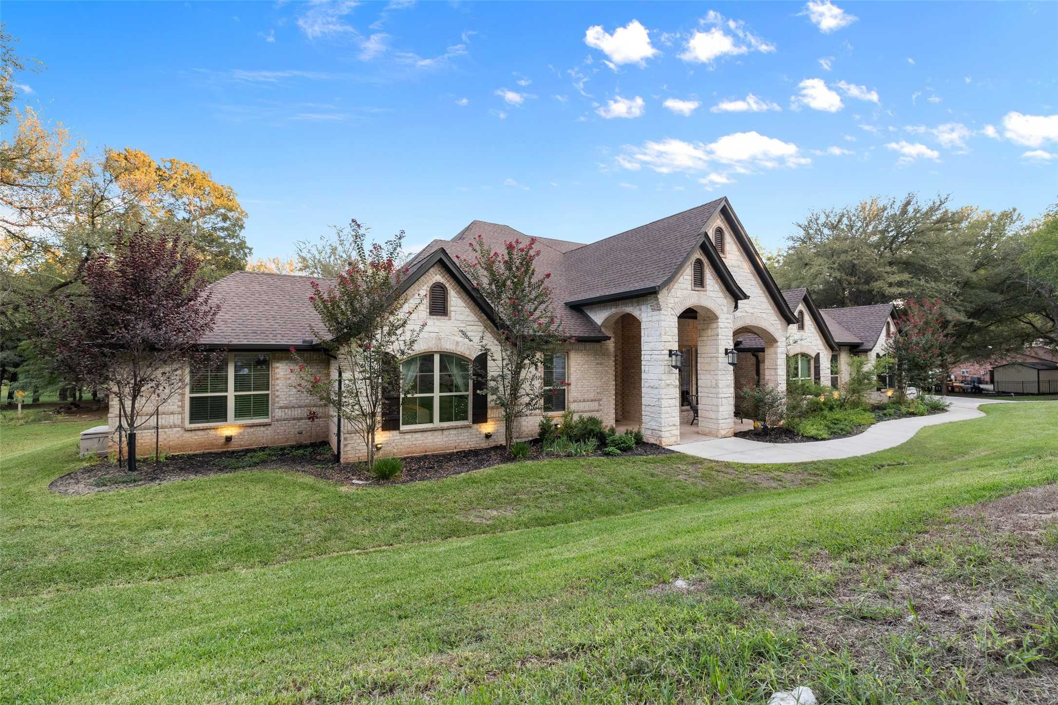 photo 3: 10514 Ravenswood Road, Granbury TX 76049