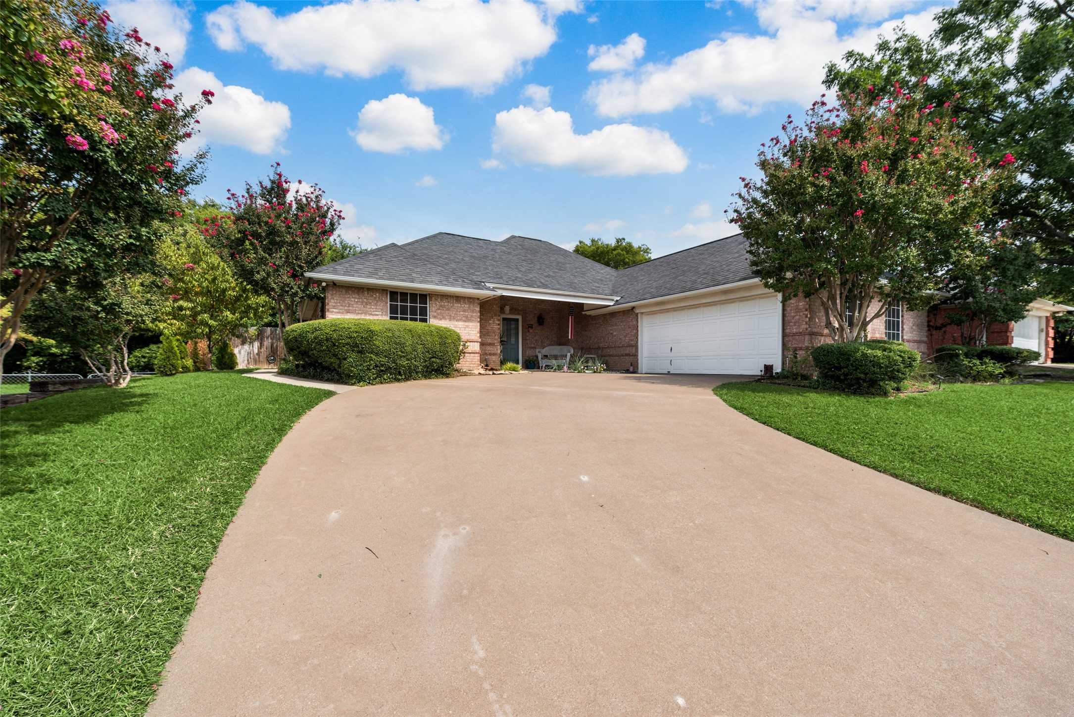 photo 3: 600 Valleyridge Court, Decatur TX 76234