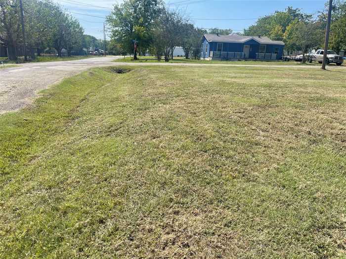 photo 2: 700 W Turner Street, Wolfe City TX 75496