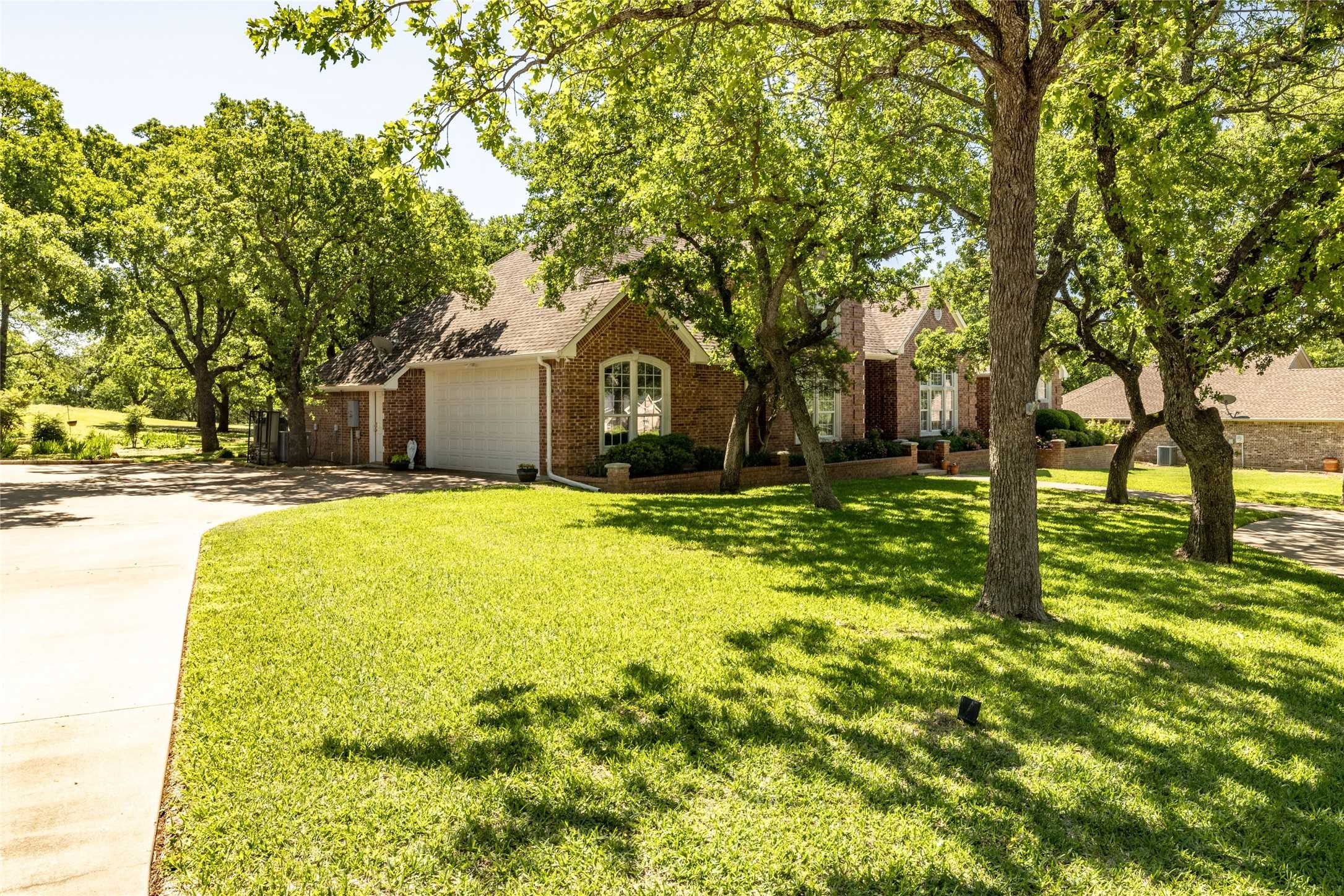 photo 1: 215 Hart Court, Runaway Bay TX 76426