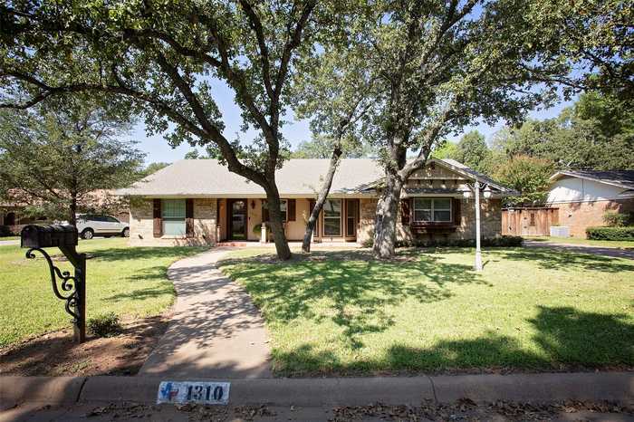 photo 1: 1310 Roanoake Drive, Graham TX 76450