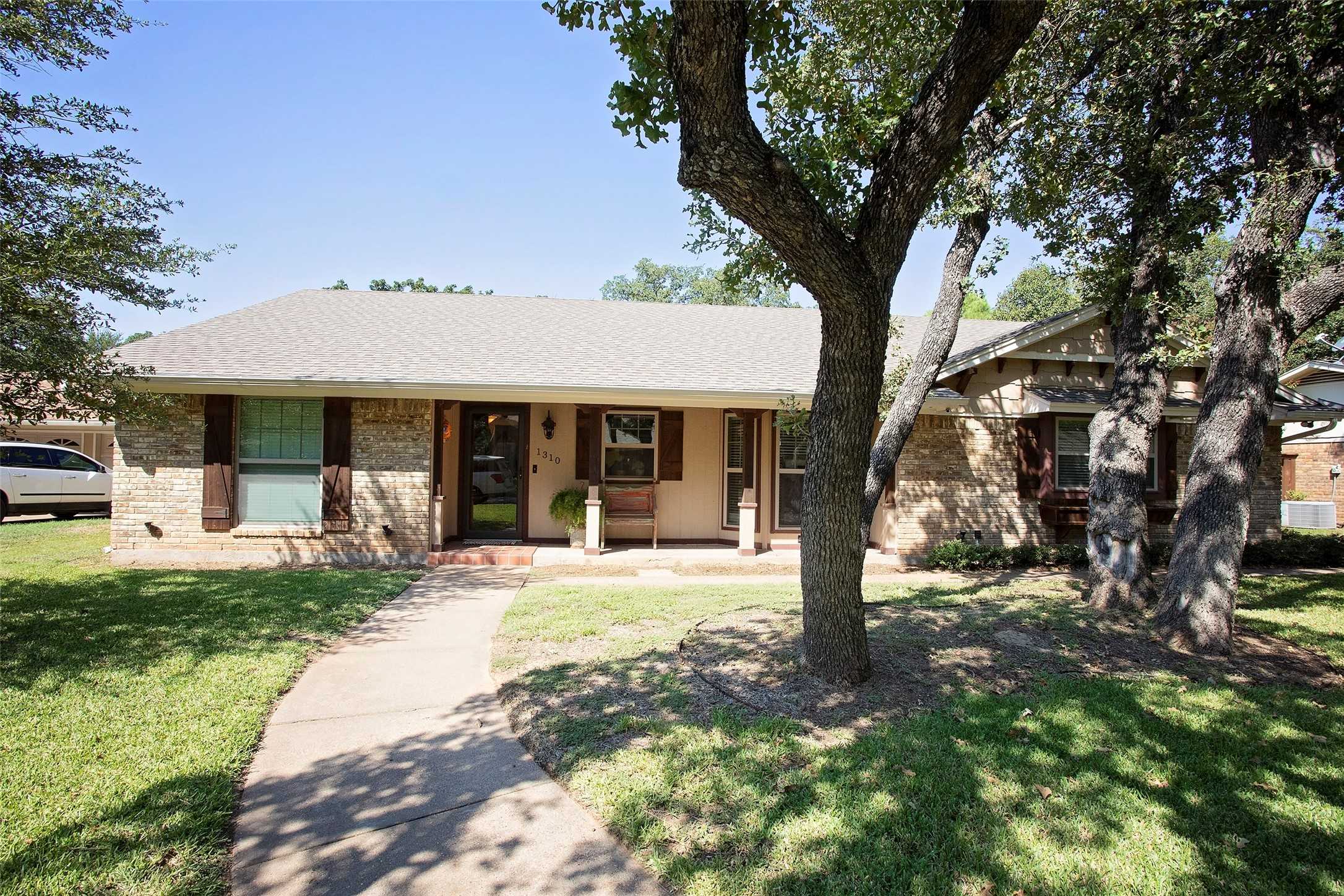 photo 3: 1310 Roanoake Drive, Graham TX 76450