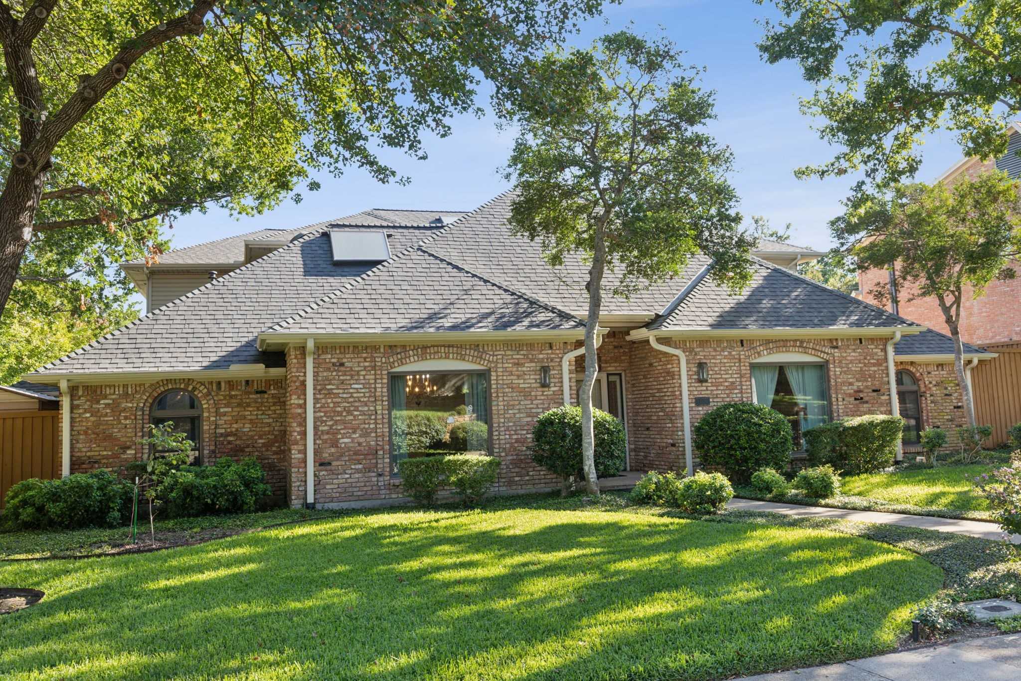 photo 2: 9622 Hilldale Drive, Dallas TX 75231