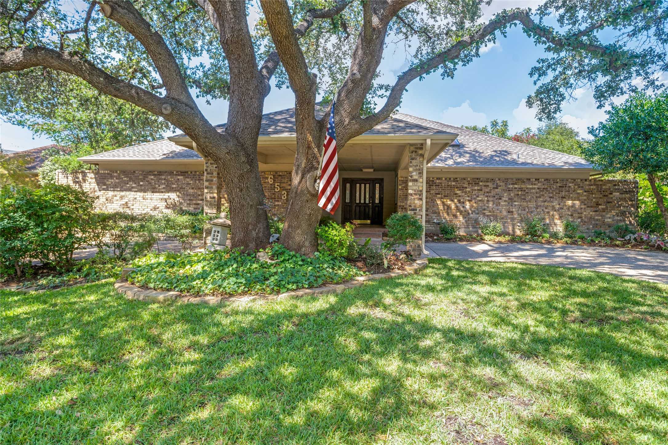 photo 3: 6535 Wickerwood Drive, Dallas TX 75248