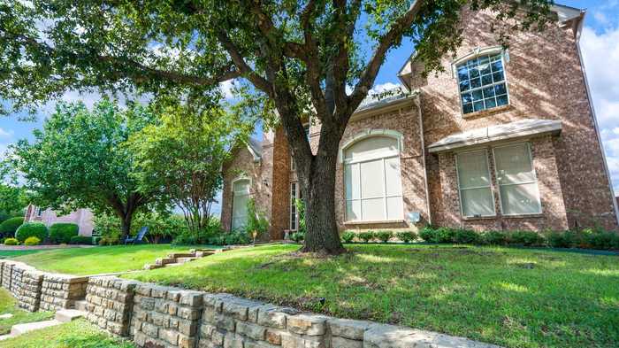 photo 2: 9701 Wolf Creek Drive, Irving TX 75063