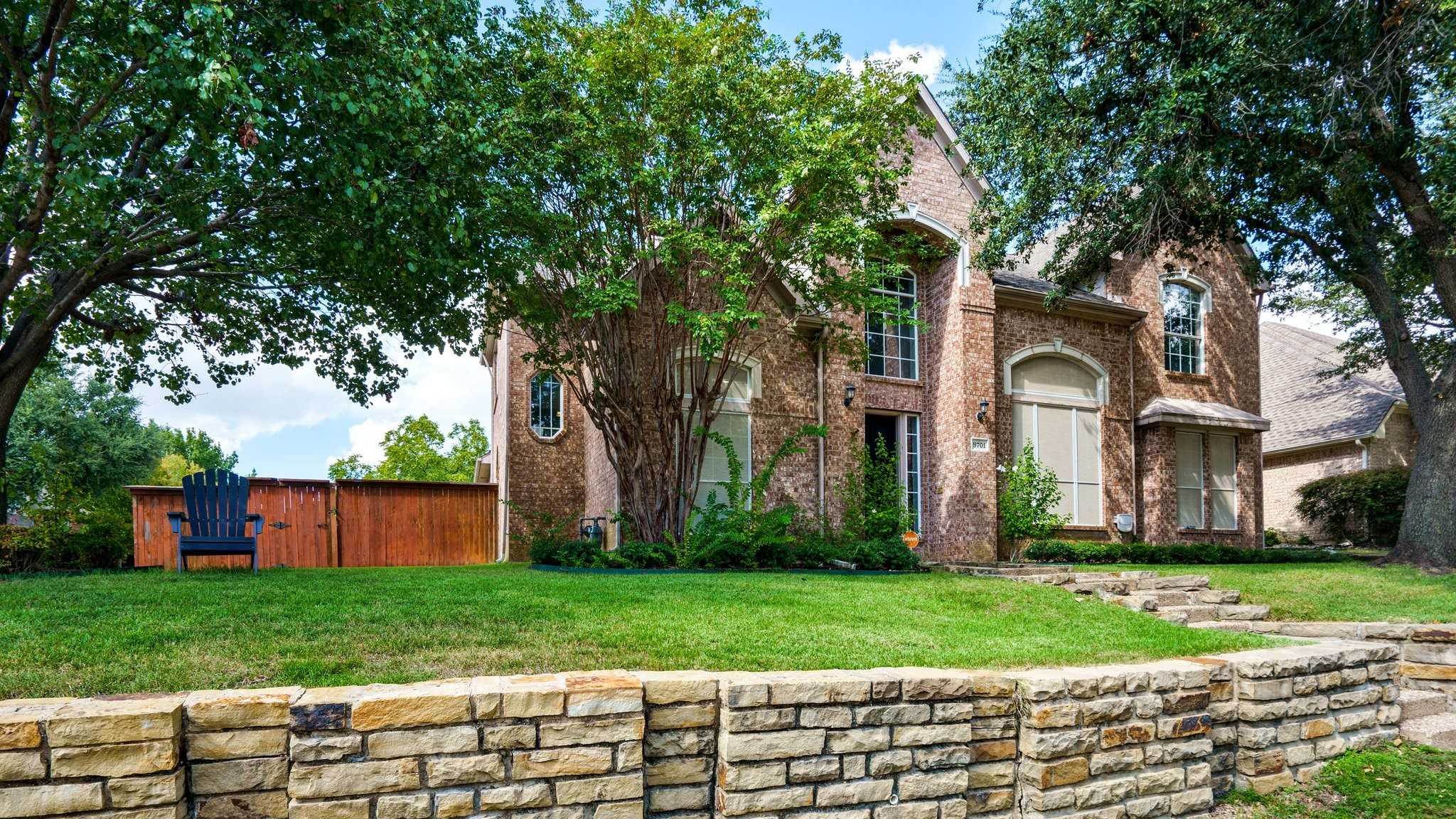 photo 3: 9701 Wolf Creek Drive, Irving TX 75063