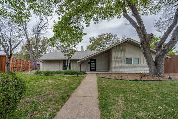 photo 2: 3229 Merrell Circle, Dallas TX 75229