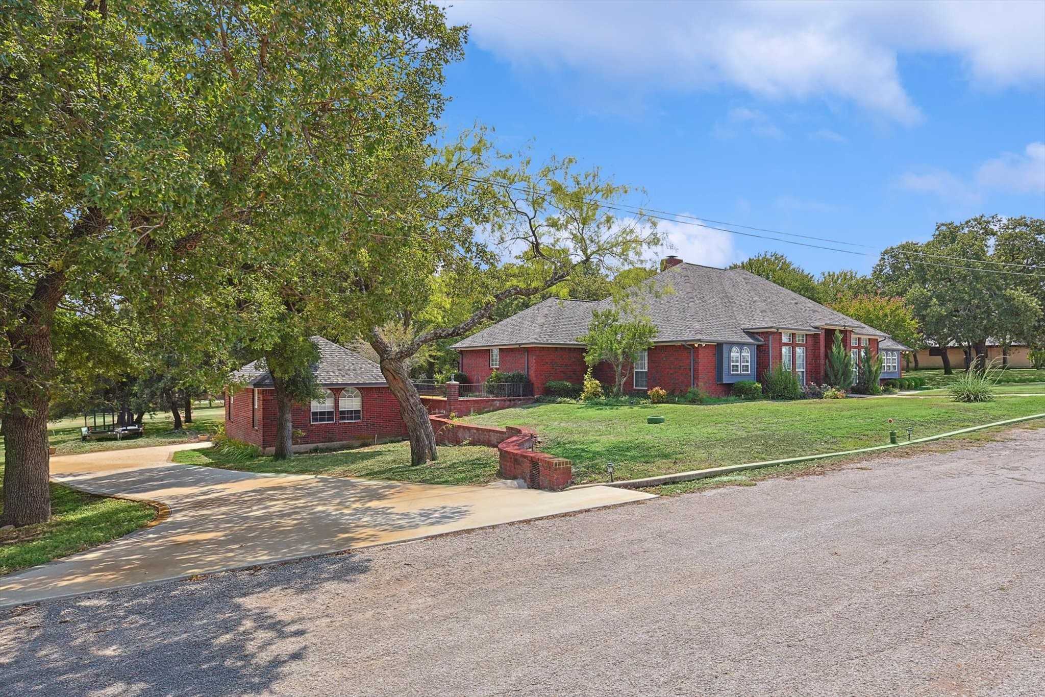 photo 2: 309 Lakeview Drive, Runaway Bay TX 76426