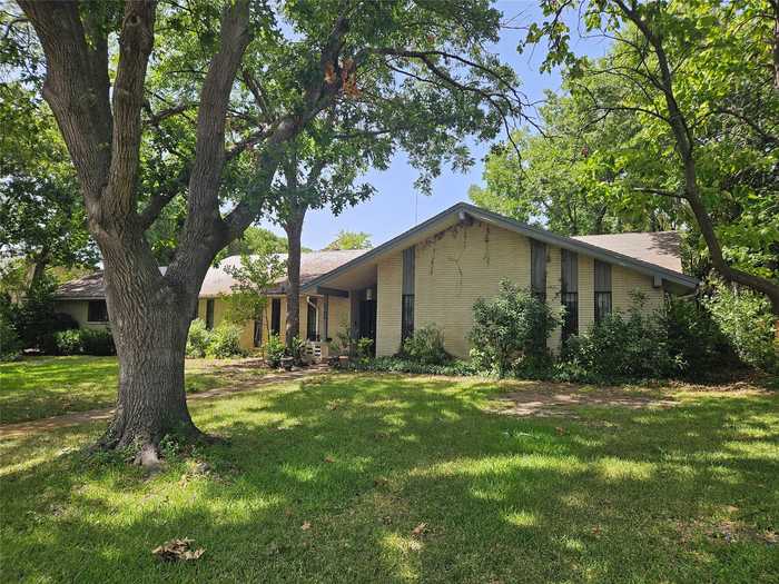 photo 2: 3723 Waldorf Drive, Dallas TX 75229