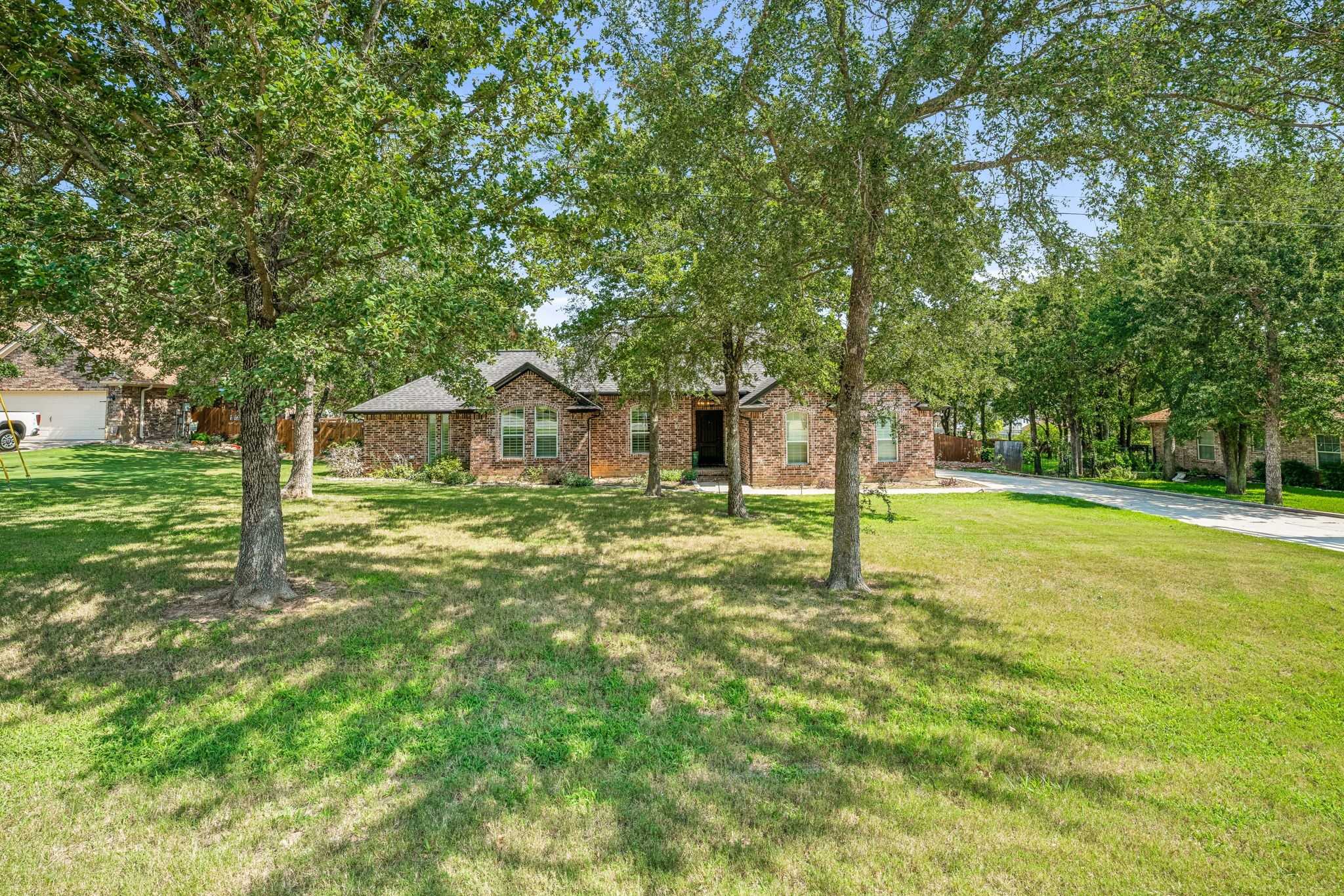 photo 2: 250 Bridle Path Drive, Stephenville TX 76401