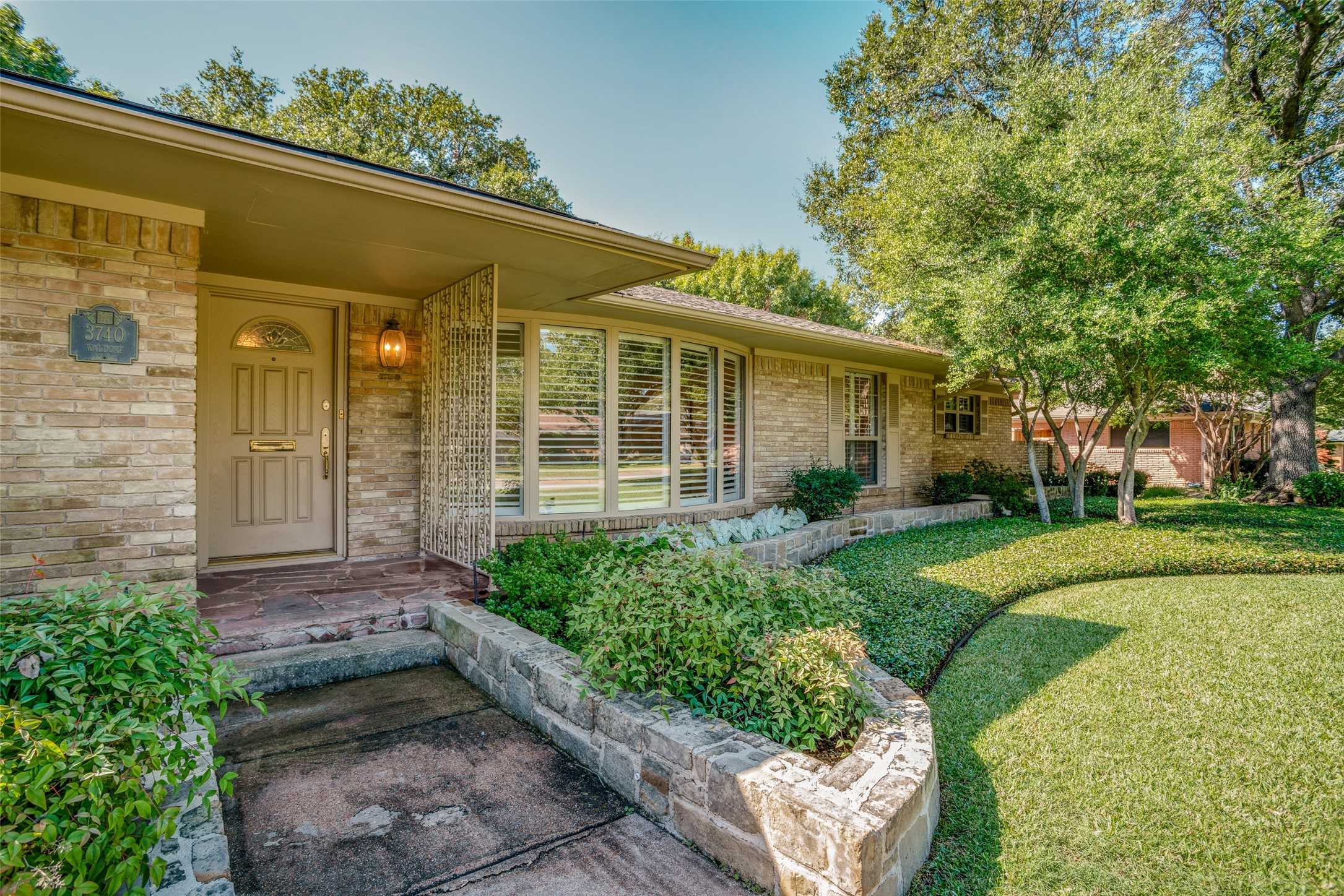 photo 2: 3740 Waldorf Drive, Dallas TX 75229