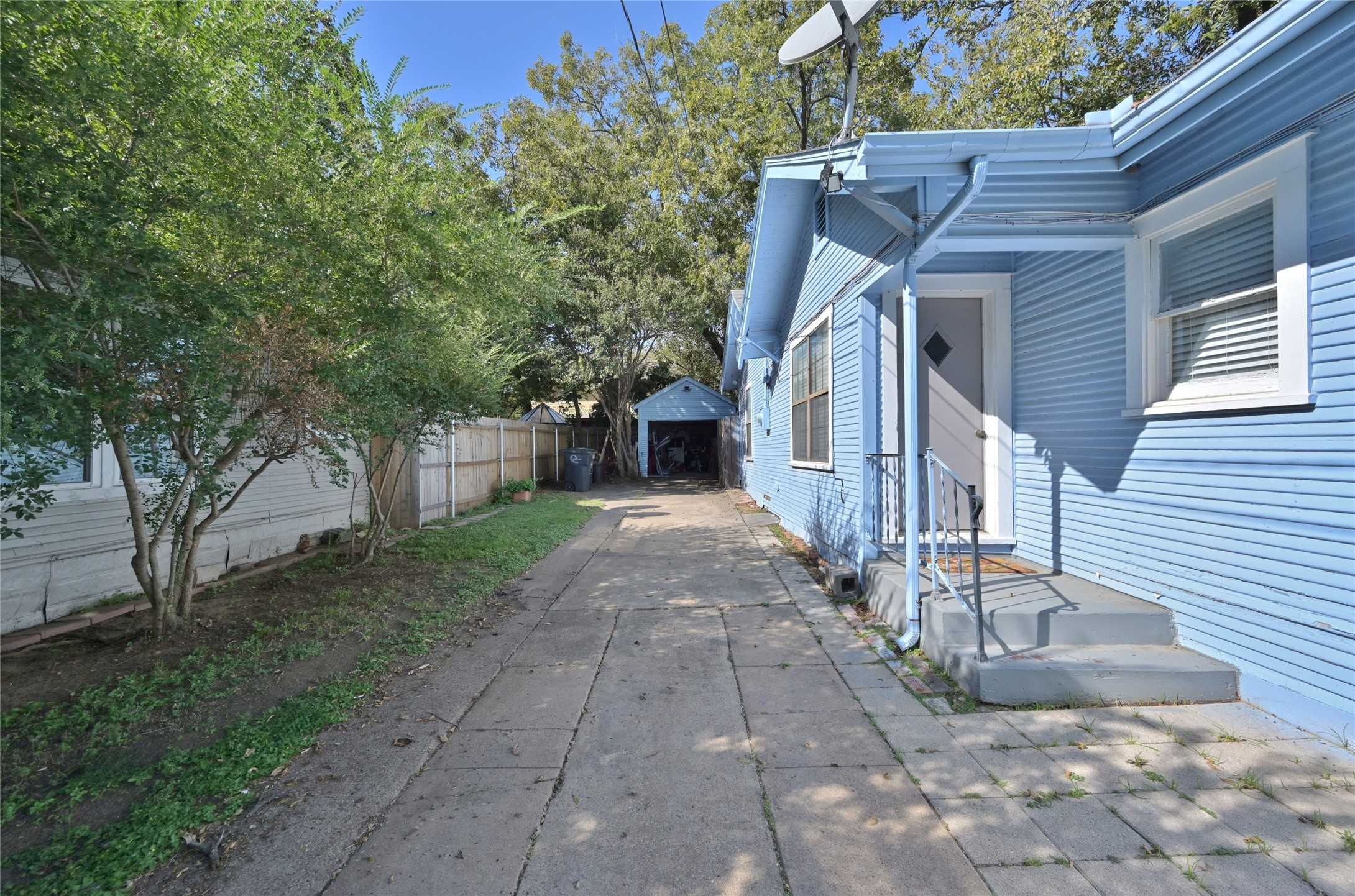 photo 3: 408 W 4th Street, Cleburne TX 76033