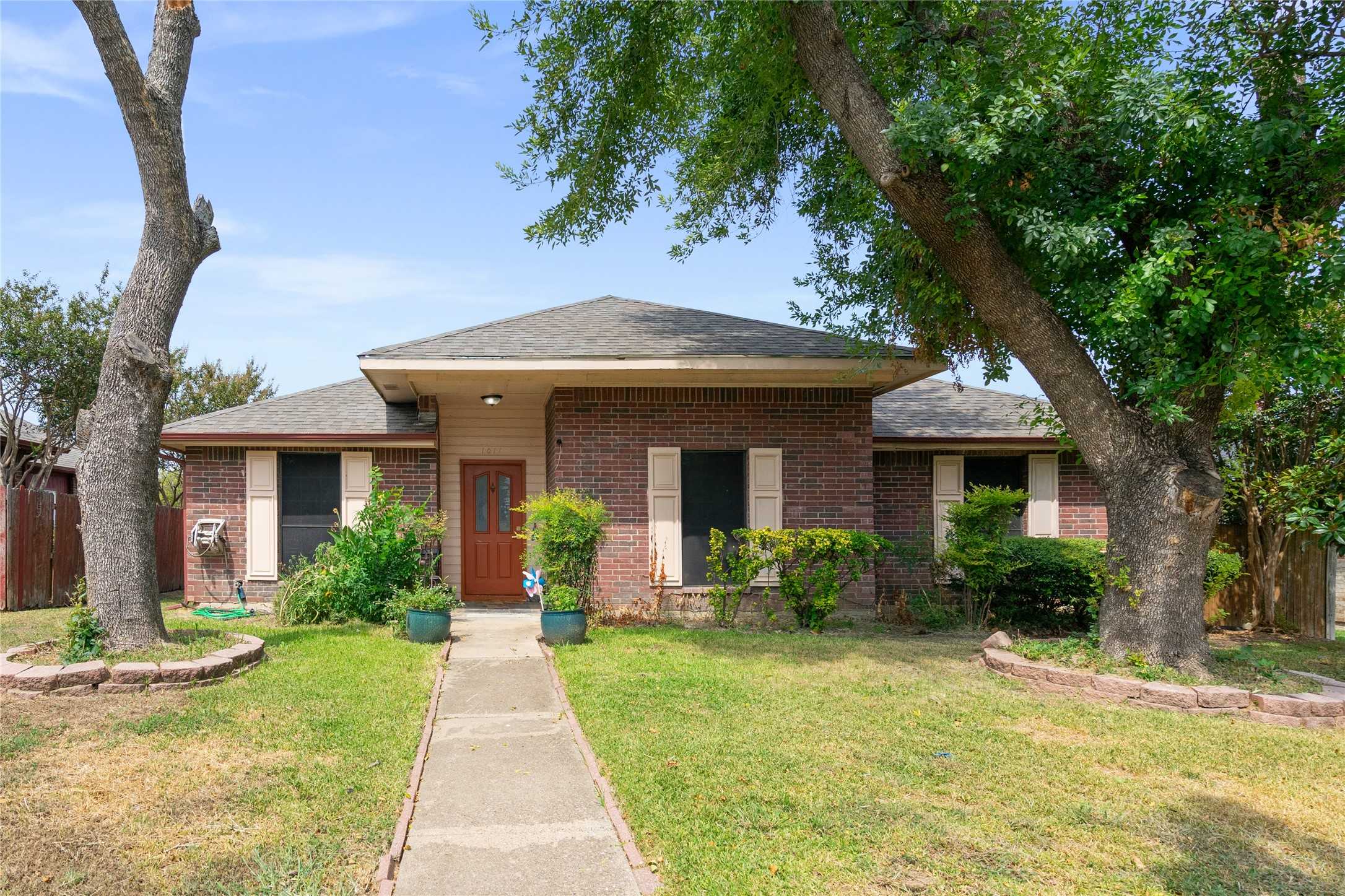 photo 1: 1011 Dandelion Drive, Mesquite TX 75149