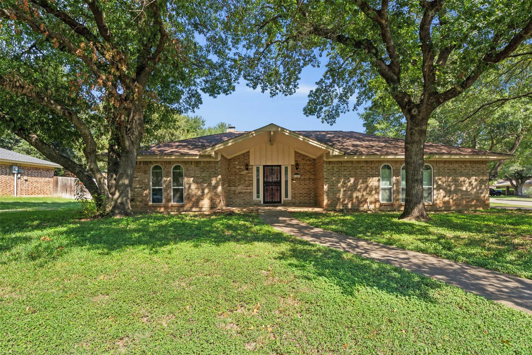 photo 1: 1121 Green River Trail, Cleburne TX 76033