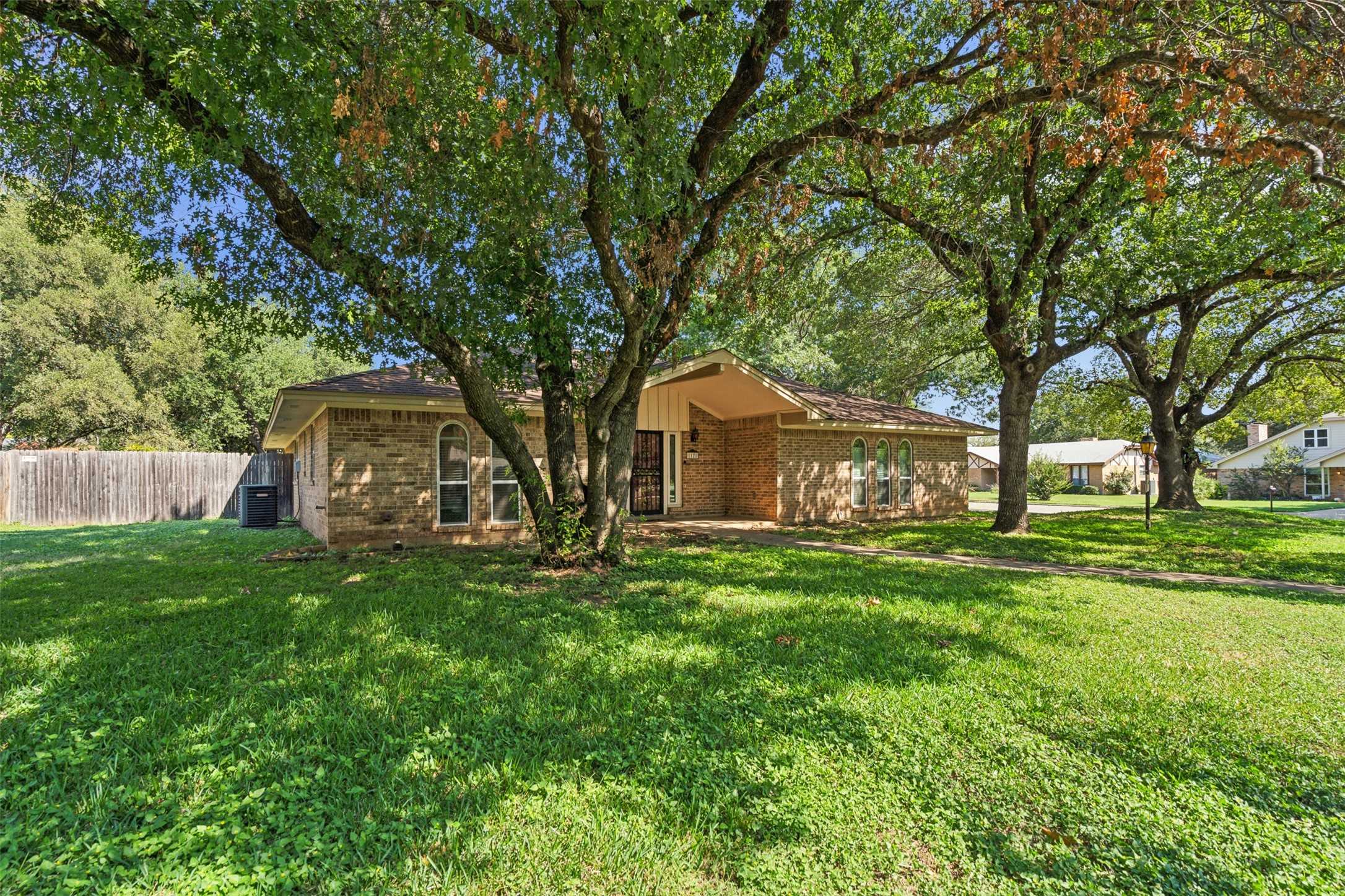 photo 2: 1121 Green River Trail, Cleburne TX 76033