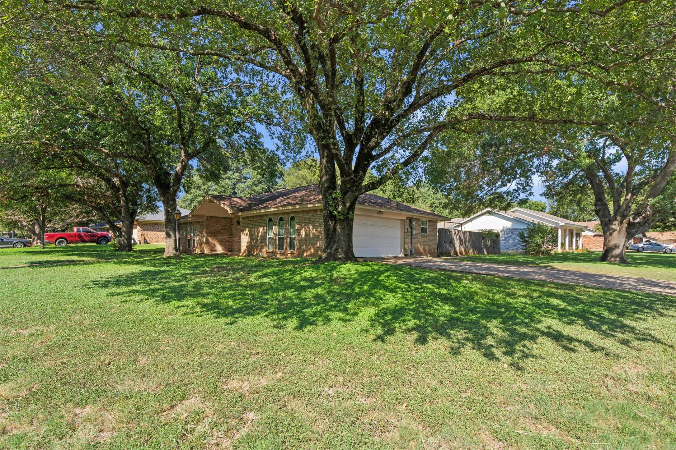 photo 3: 1121 Green River Trail, Cleburne TX 76033