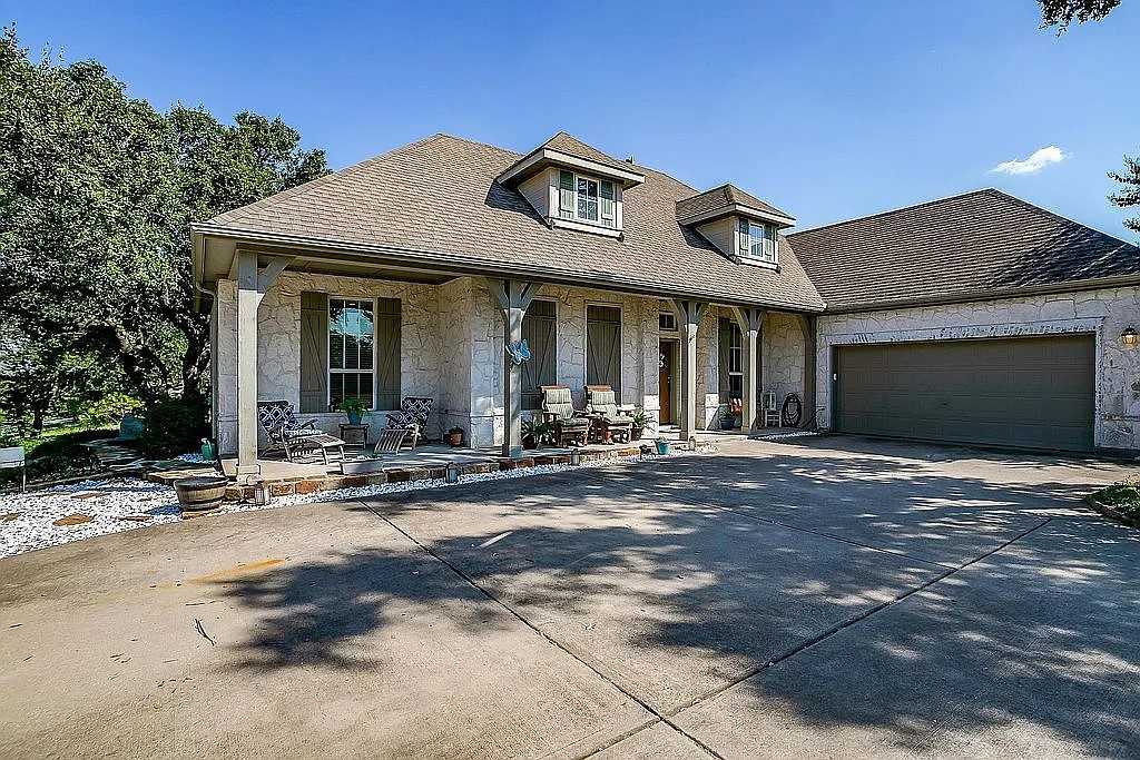 photo 2: 7133 Carnoustie Drive, Cleburne TX 76033