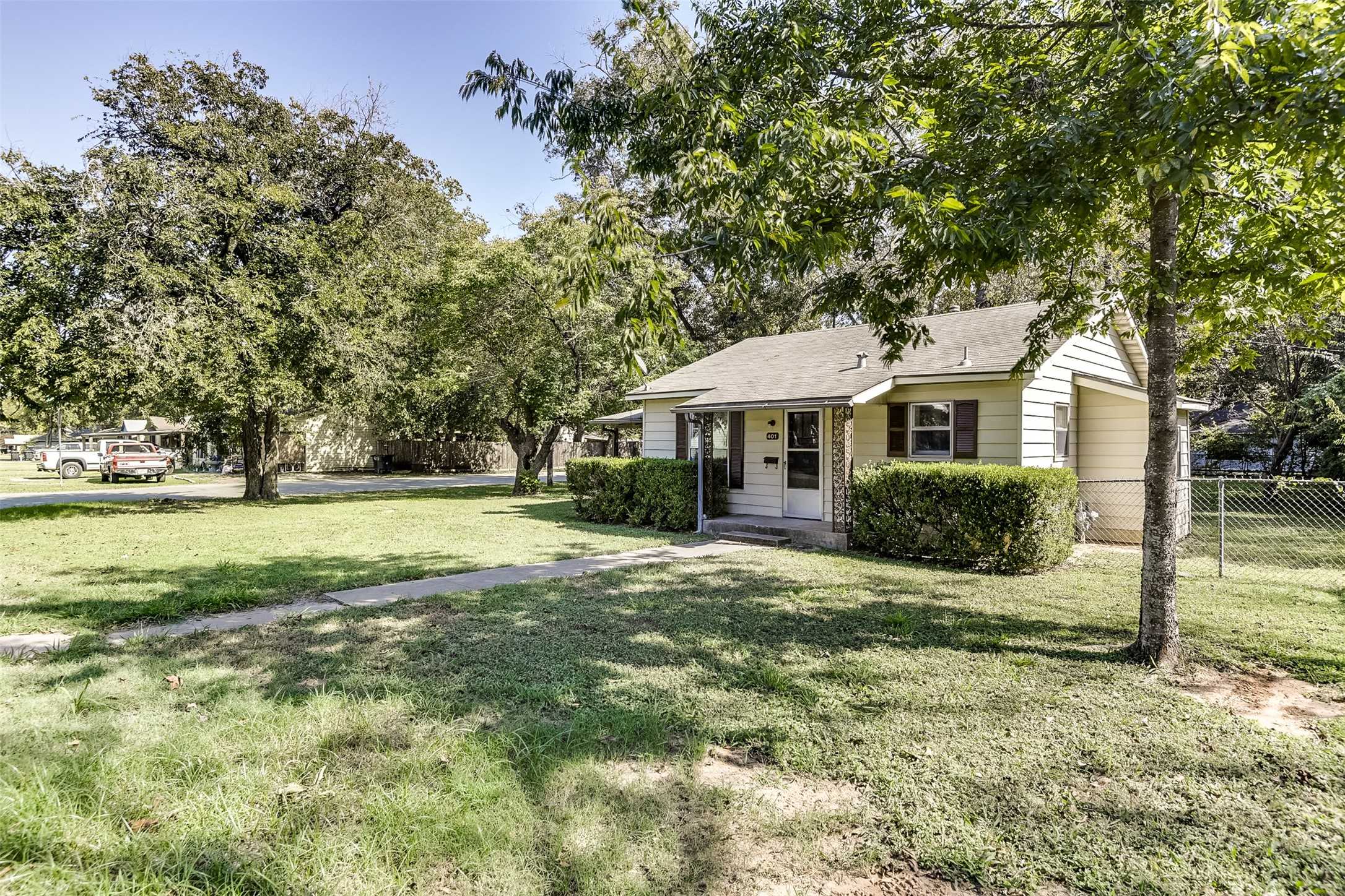 photo 2: 401 Turner Street, Cleburne TX 76033