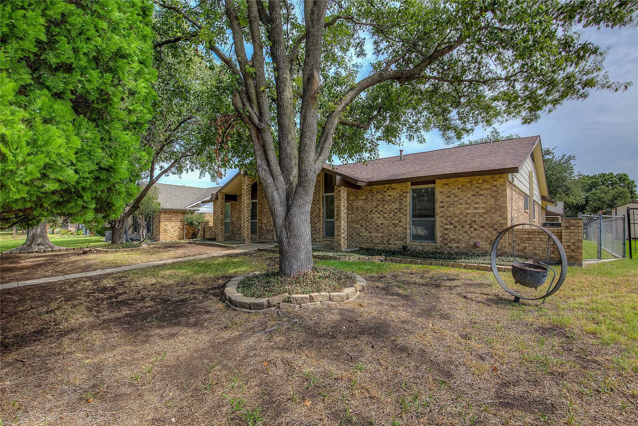 photo 2: 3018 Berkshire Drive, Mesquite TX 75150