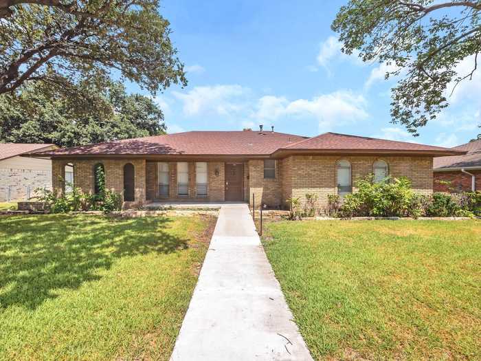 photo 2: 905 Bromwich Street, Garland TX 75040