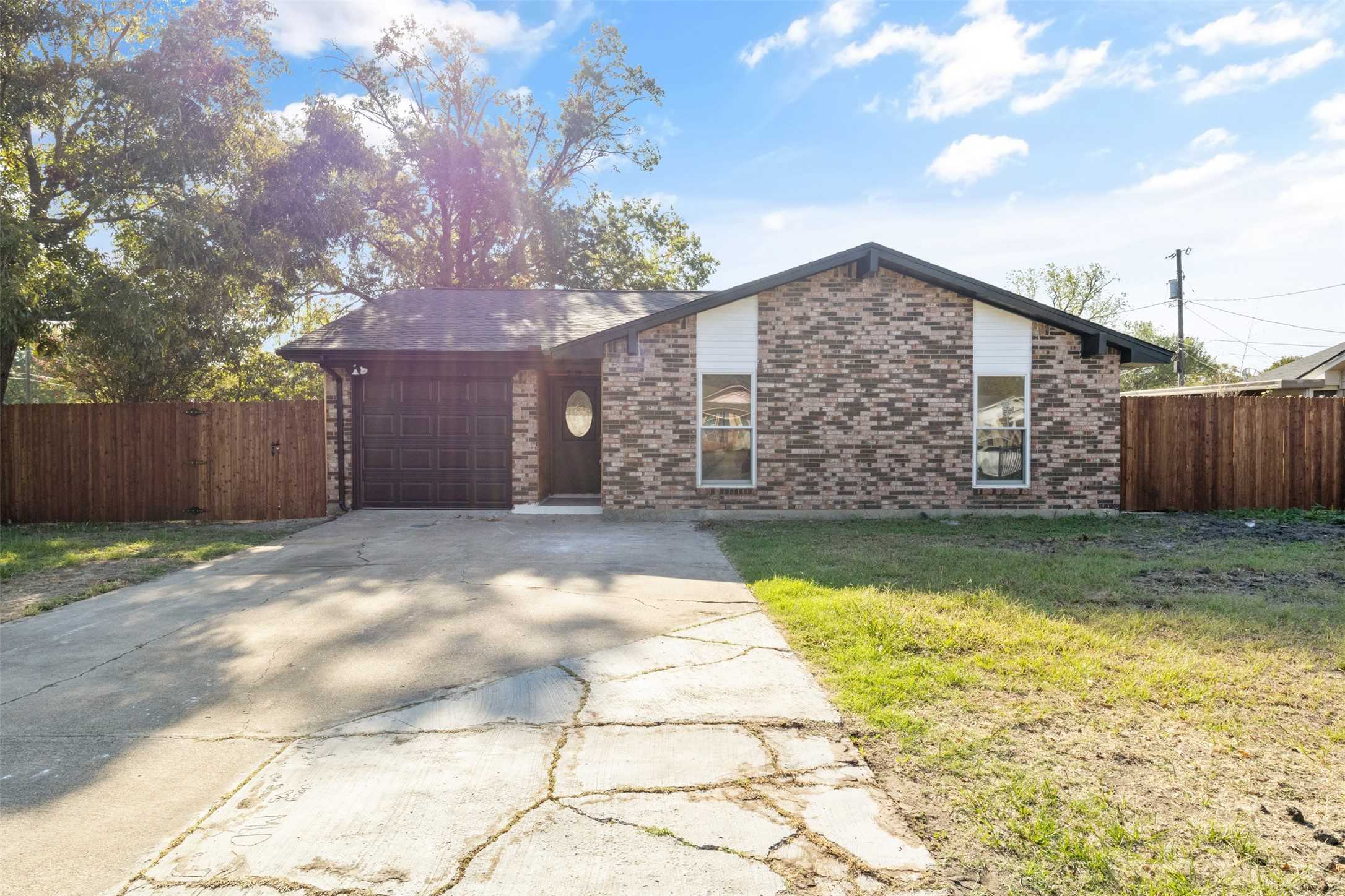 photo 2: 1102 Lorraine Lane, Mesquite TX 75149