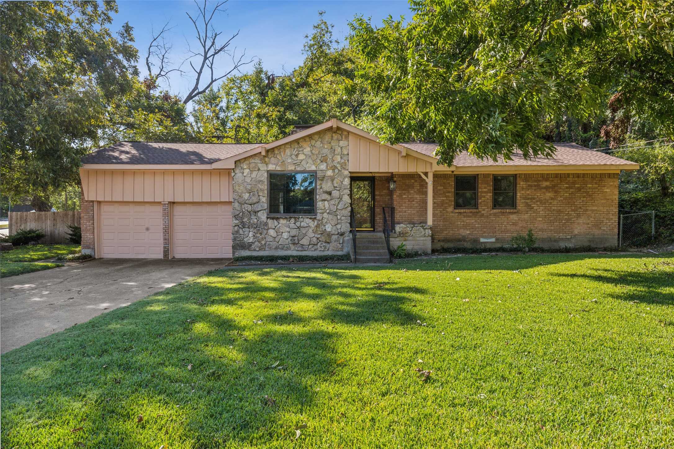 photo 1: 2408 W Five Mile Parkway, Dallas TX 75233