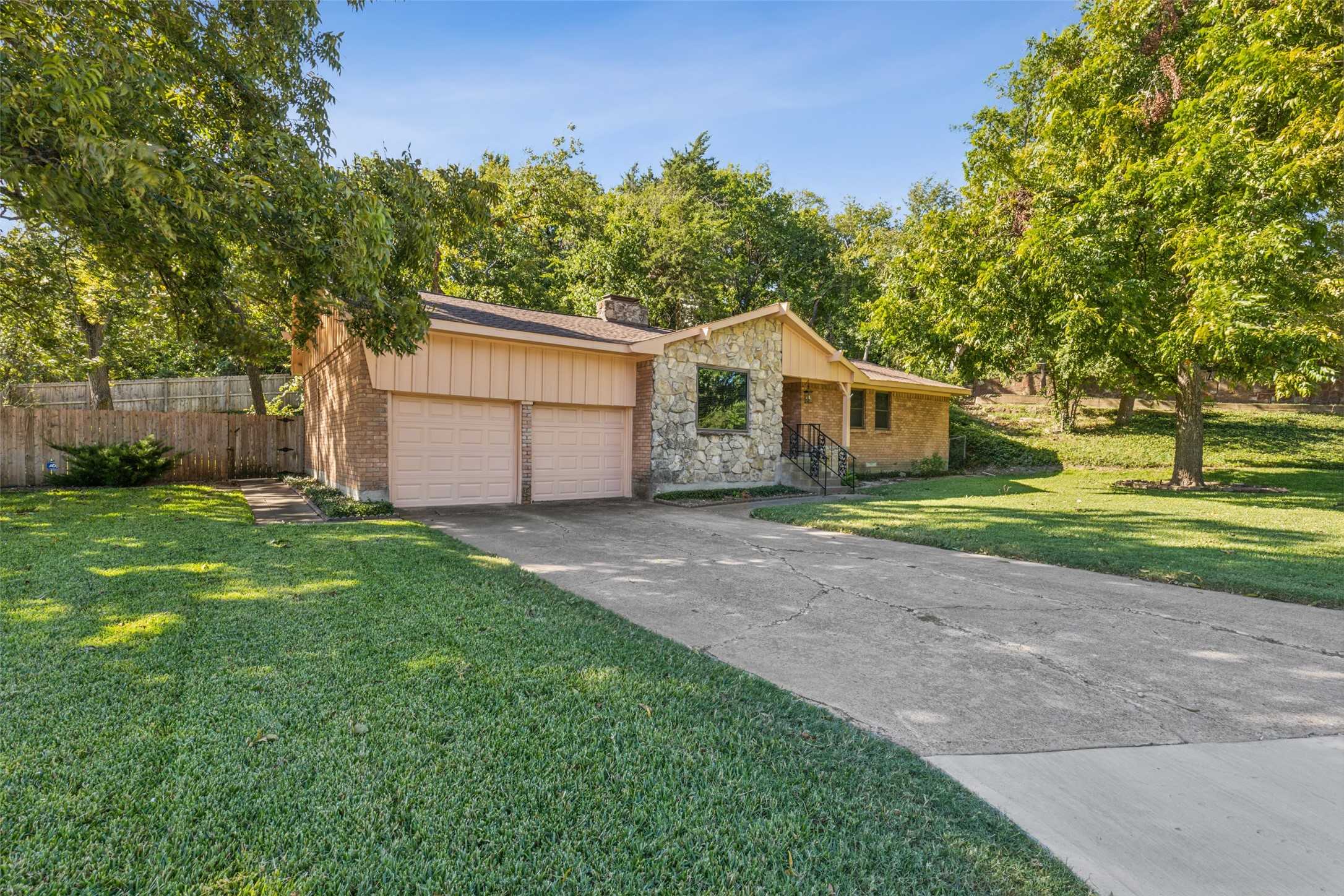 photo 2: 2408 W Five Mile Parkway, Dallas TX 75233