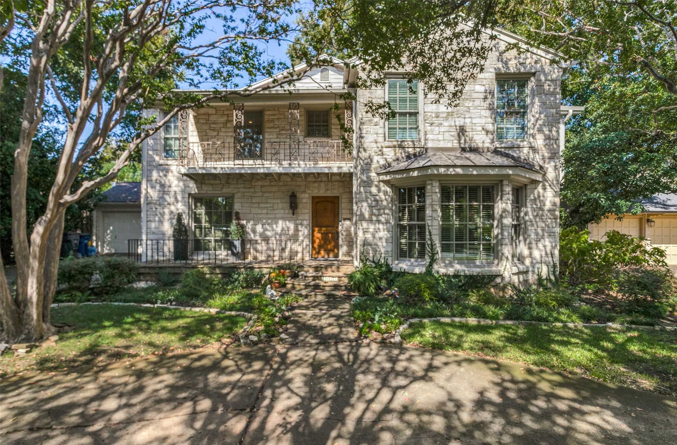 photo 1: 2031 W Colorado Boulevard, Dallas TX 75208