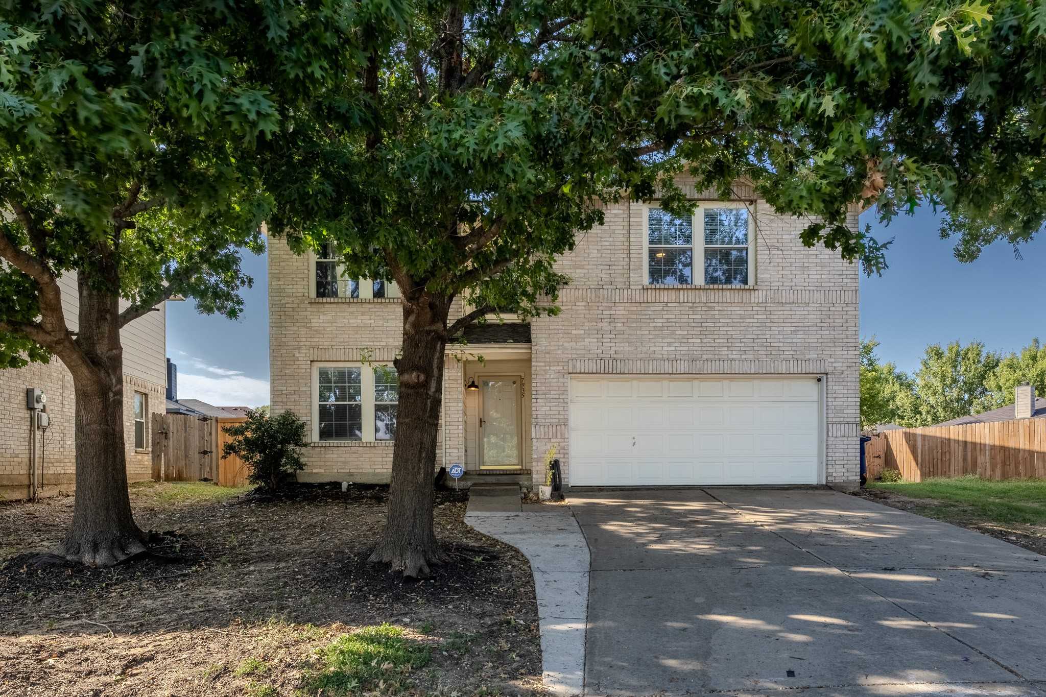 photo 2: 7935 Faithful Trail, Dallas TX 75237