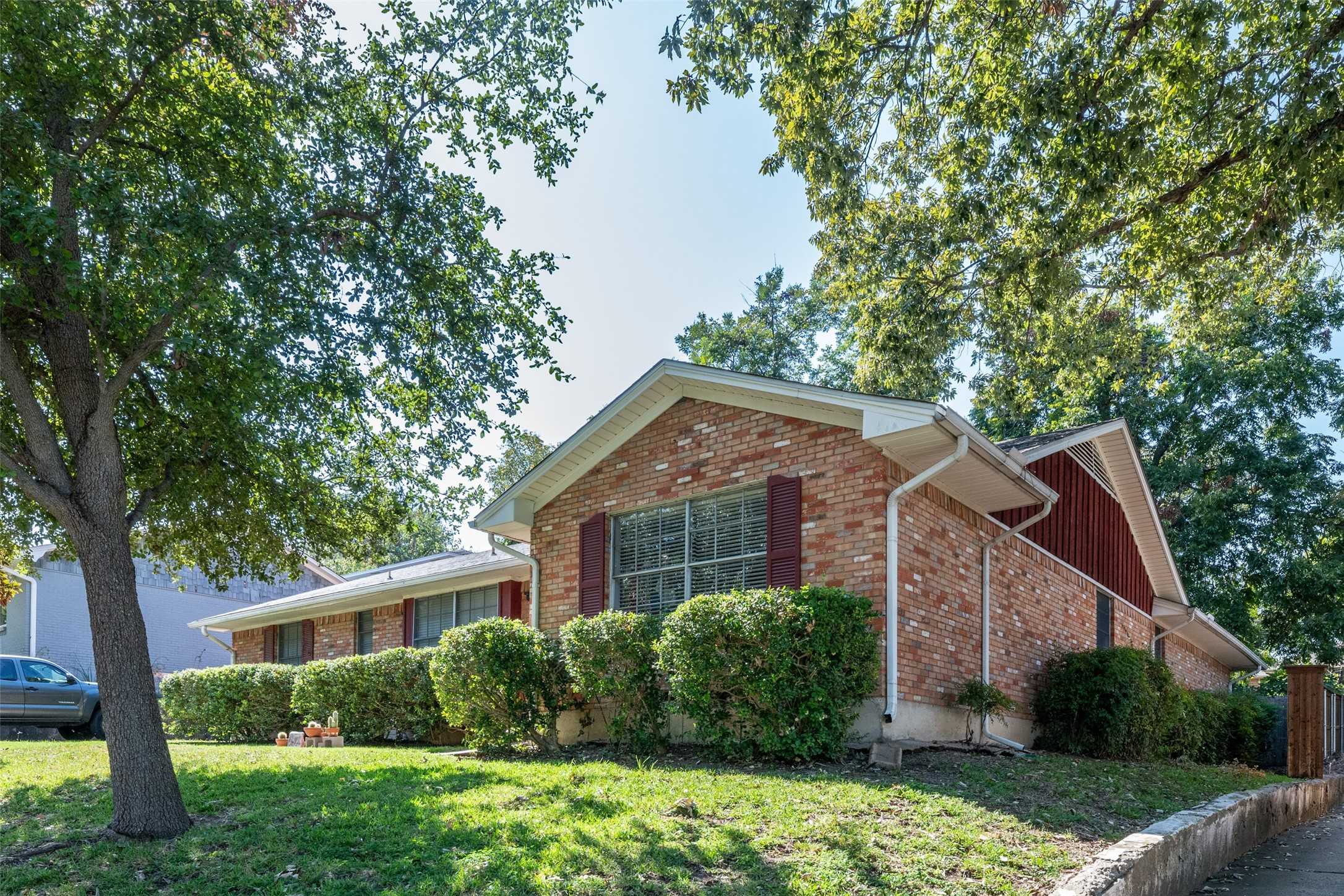 photo 2: 2323 Pinebluff Drive, Dallas TX 75228