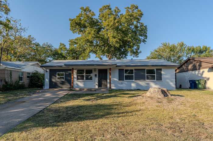 photo 1: 625 Pleasant Valley Road, Garland TX 75040