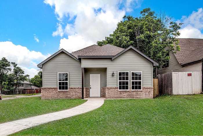 photo 1: 3801 Millet Avenue, Fort Worth TX 76105