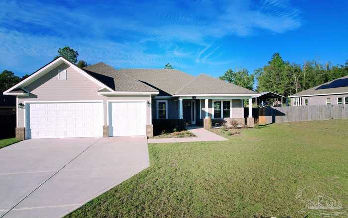 photo 1: 4752 Red Oak Dr, Milton FL 32583