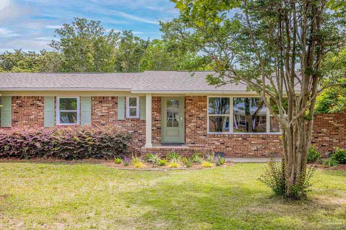 photo 1: 6 Laura Ln, Gulf Breeze FL 32561