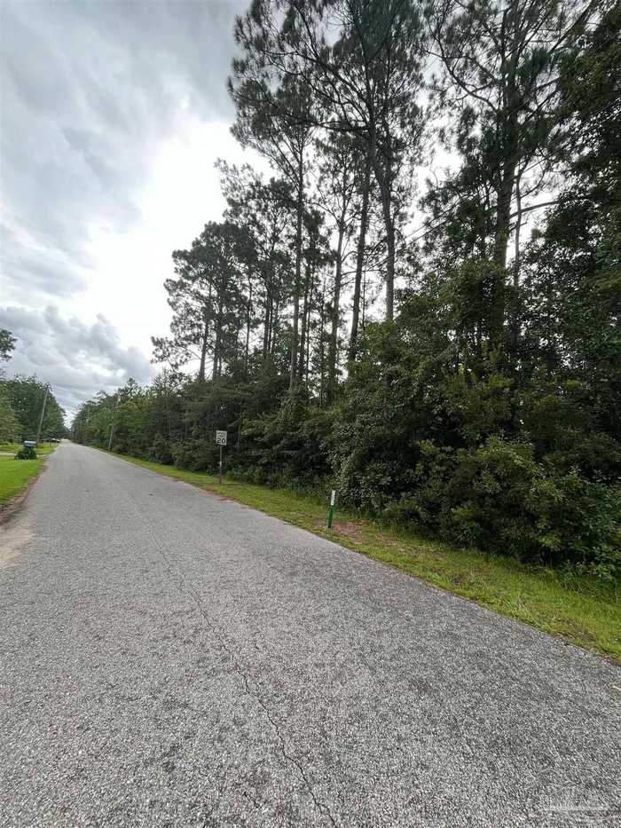 photo 2: 2 Bain Dr, Milton FL 32583